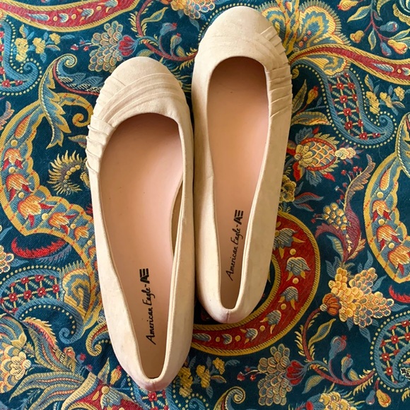 Beautiful, creamy tan, soft suede, rounded toe 11W shoes. Never worn. - Picture 1 of 4